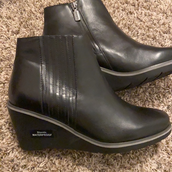 Blondo Leah Waterproof Wedge Bootie - Picture 3 of 10